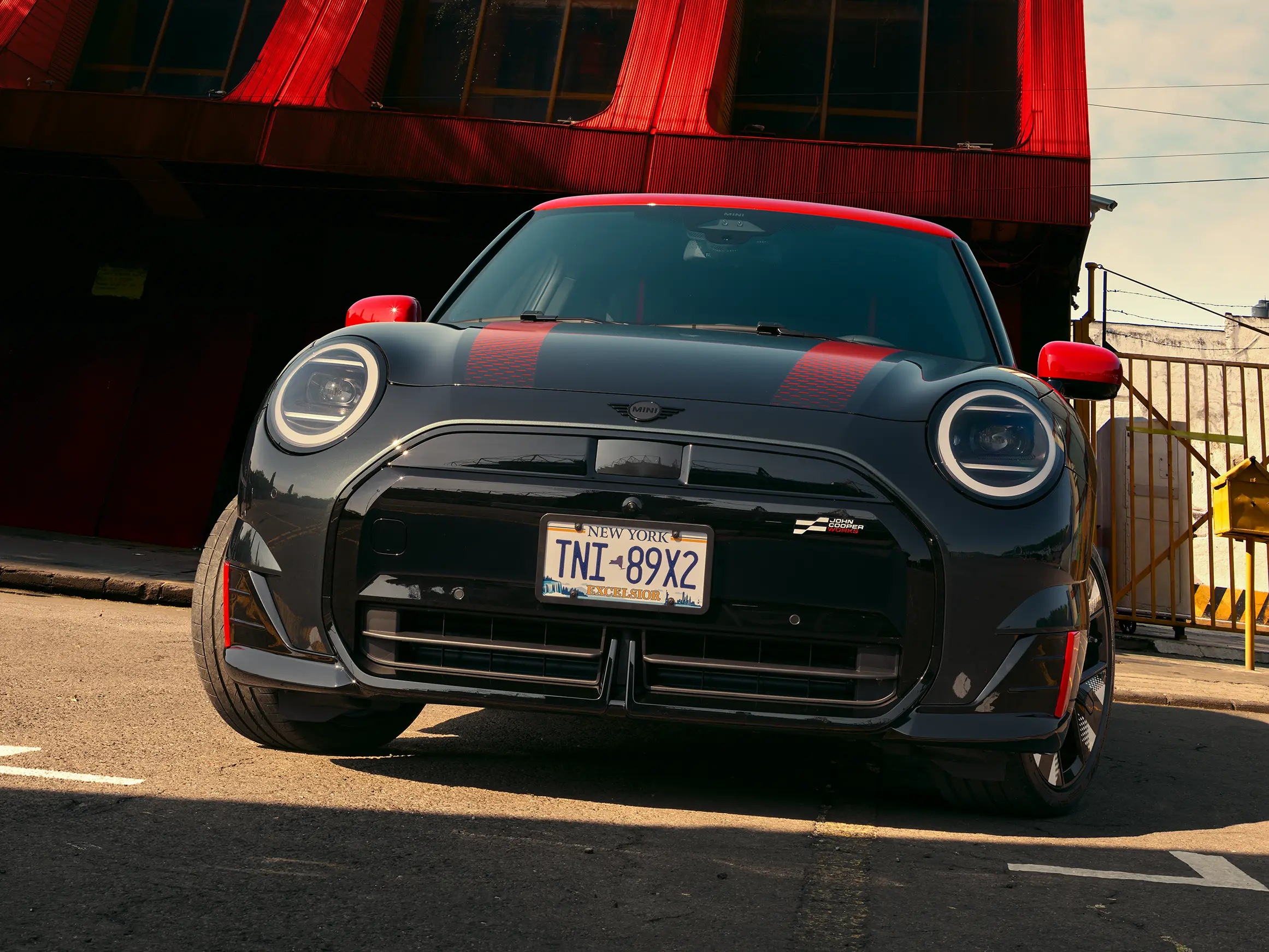 MINI John Cooper Works - Imagine din partea laterală cu J01 JCW