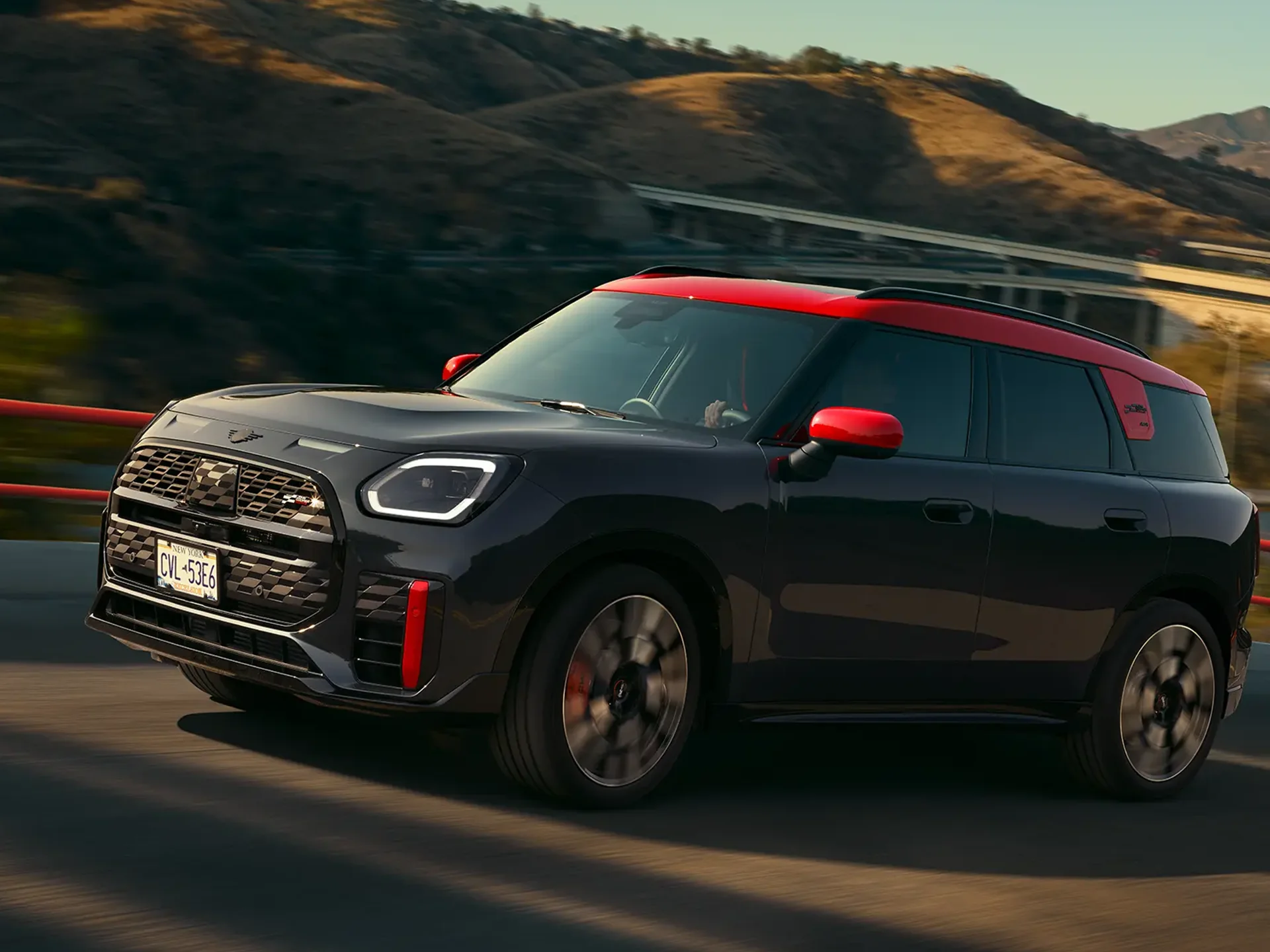 MINI John Cooper Works - Imagine din partea laterală cu U25 JCW