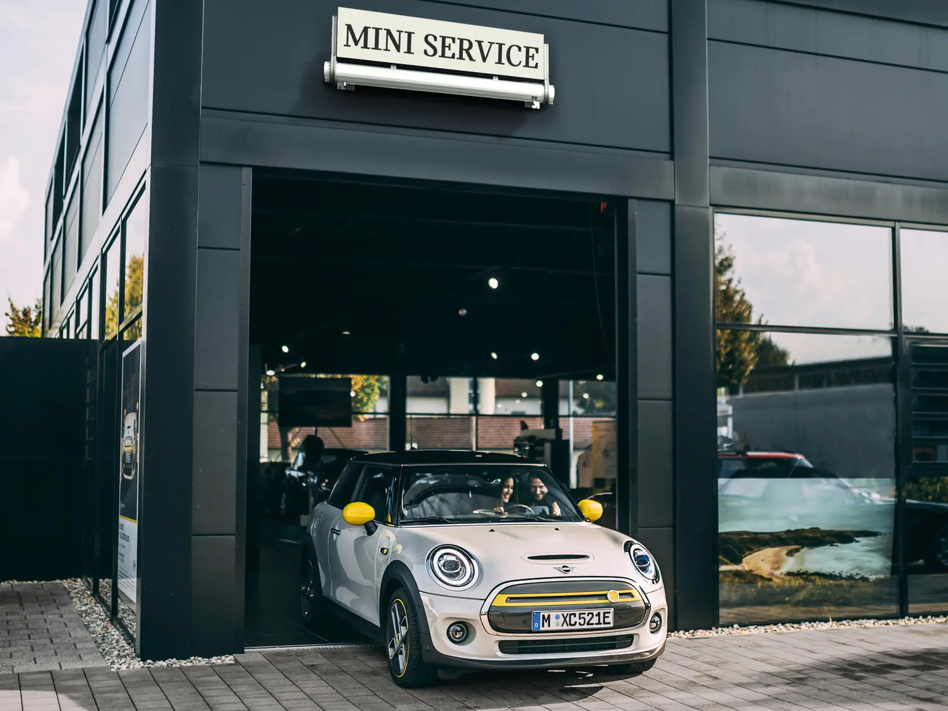 Un automobil MINI părăseşte Centrul de Service MINI.