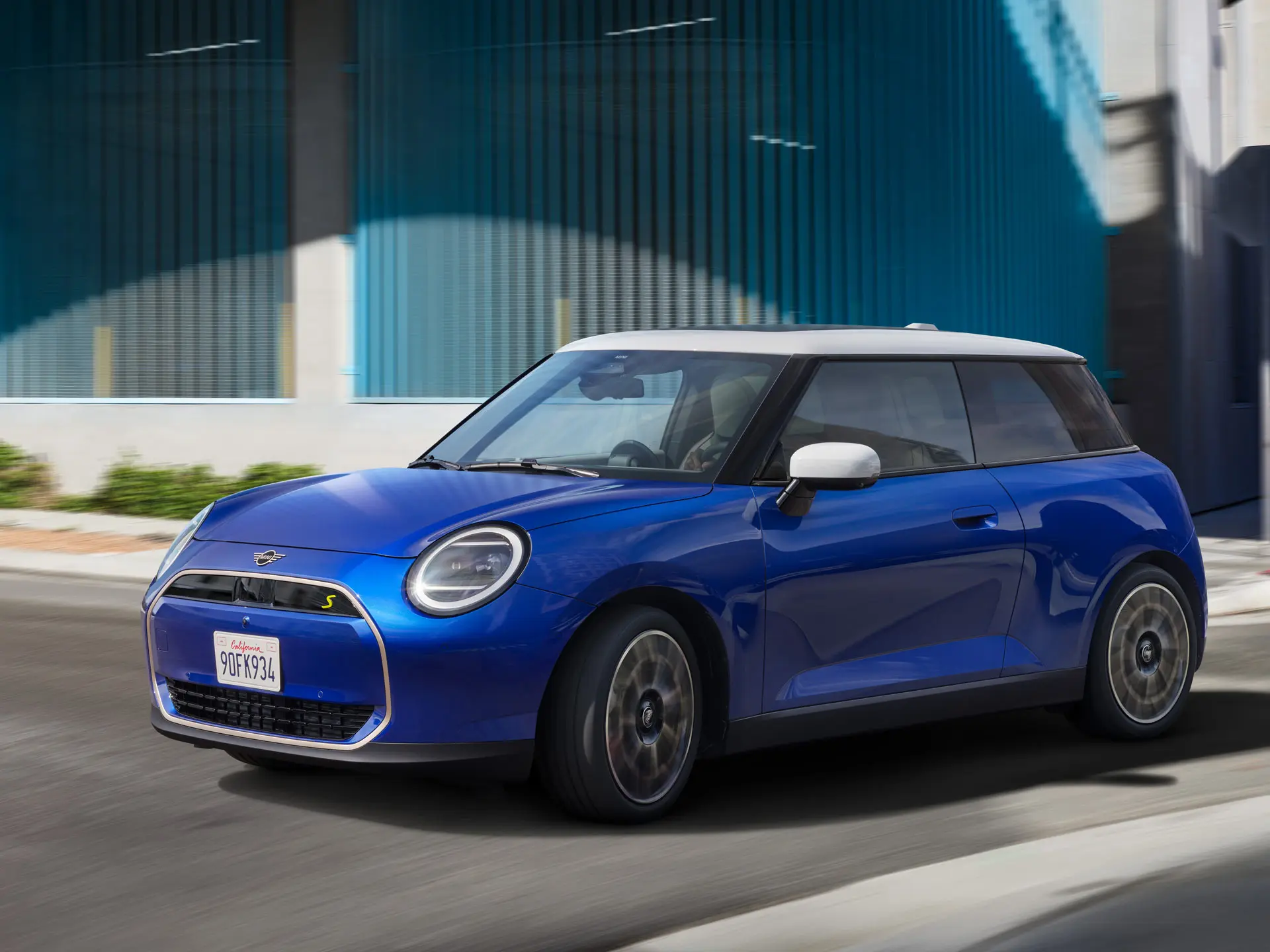 Un automobil MINI Cooper conduce dinamic